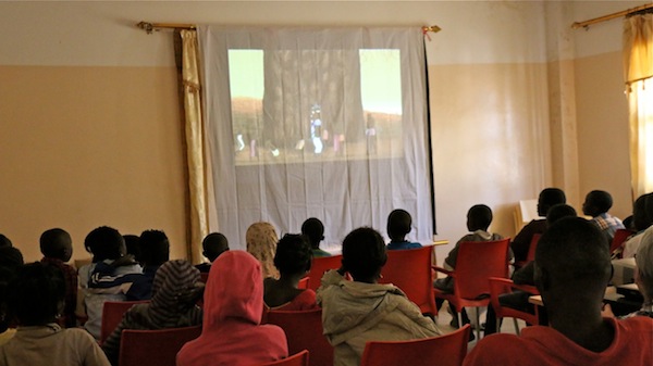 Les enfants regardent un Kirikou