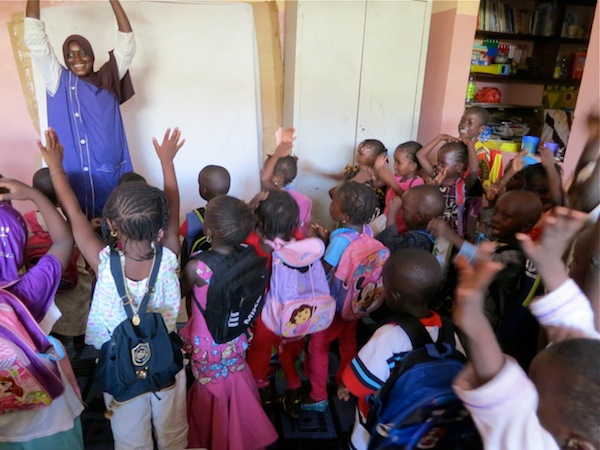 Aminata fait chanter les enfants de maternelle