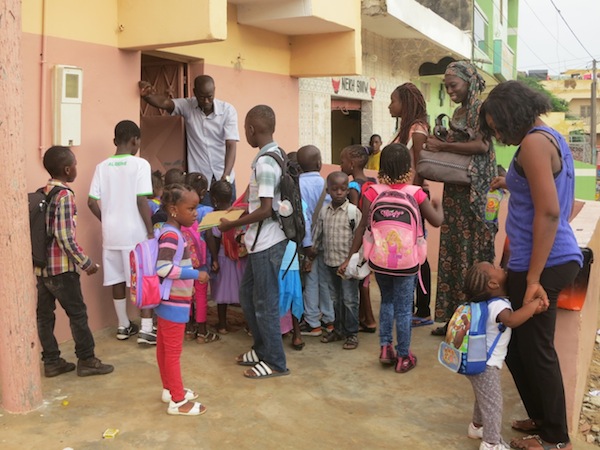 Le Directeur accueille les enfants le matin