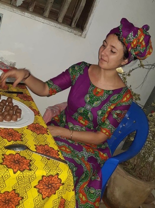 Dans la maison des volontaires, avec la robe que lui a offerte Fatou, la boulangère