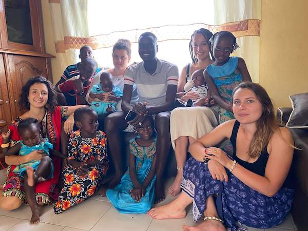 Avec les enfants de la maison, et les volontaires Iris, Julia et Louisa