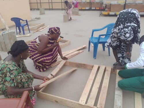 Les femmes apprennent à fabriquer des tables de culture